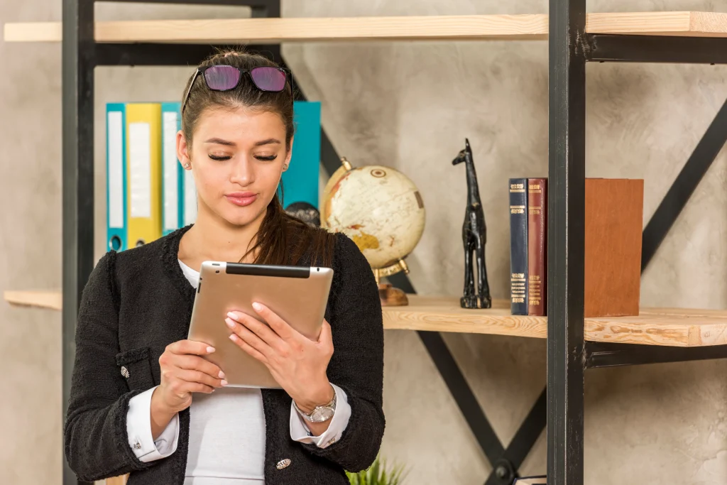 brunette-businesswoman-using-her-tablet (1)